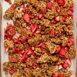 the-art-of-the-perfect-crunch-redefining-strawberry-granola-for-the-home-kitchen