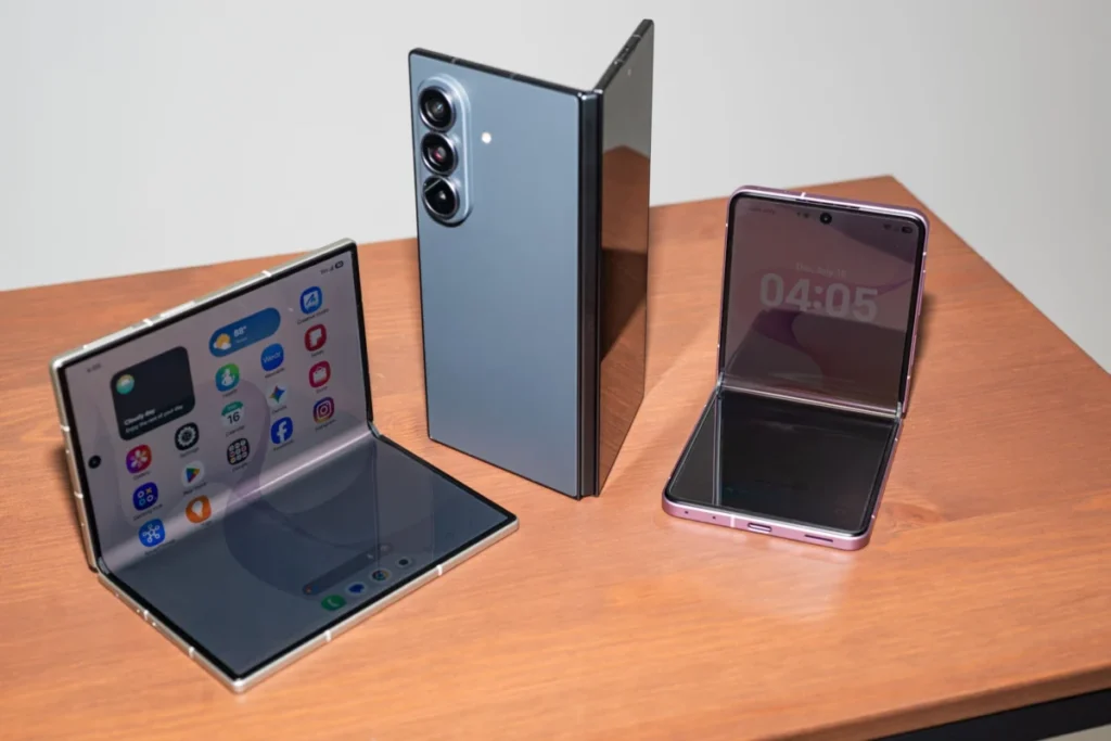 the-folding-frontier-samsungs-strategic-response-to-the-looming-shadow-of-apple