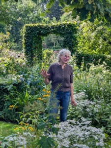 the-living-bouquet-inside-the-masterful-garden-of-marieke-nolsen